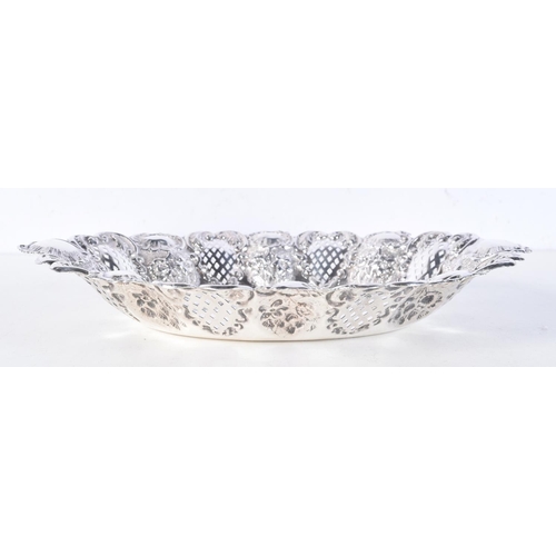 1706 - AN EDWARDIAN SILVER FRUIT DISH. Birmingham 1902. 328 grams. 28 cm x 21 cm.