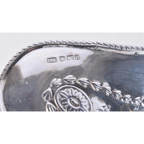 1720 - AN EDWARDIAN SILVER BREAD BASKET. Sheffield 1901. 354 grams. 34.5 cm x 17 cm.