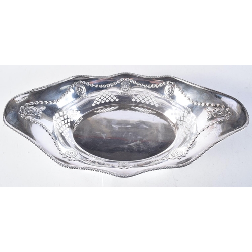 1720 - AN EDWARDIAN SILVER BREAD BASKET. Sheffield 1901. 354 grams. 34.5 cm x 17 cm.