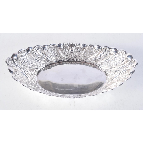 1721 - AN EDWARDIAN SILVER DISH. Sheffield 1909. 194 grams. 22.5 cm x 12 cm.