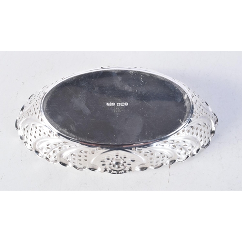 1721 - AN EDWARDIAN SILVER DISH. Sheffield 1909. 194 grams. 22.5 cm x 12 cm.