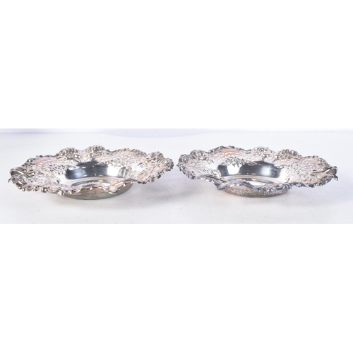 1723 - A PAIR OF EDWARDIAN SILVER DISHES. Birmingham 1900. 144 grams. 14 cm wide.