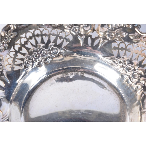 1723 - A PAIR OF EDWARDIAN SILVER DISHES. Birmingham 1900. 144 grams. 14 cm wide.