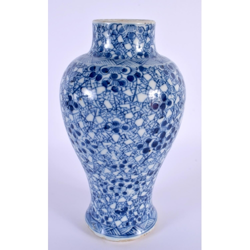 2008 - A 17TH/18TH CENTURY CHINESE BLUE AND WHITE PORCELAIN VASE Kangxi/Yongzheng. 20 cm x 10 cm.