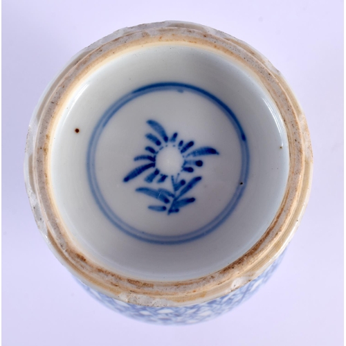 2008 - A 17TH/18TH CENTURY CHINESE BLUE AND WHITE PORCELAIN VASE Kangxi/Yongzheng. 20 cm x 10 cm.