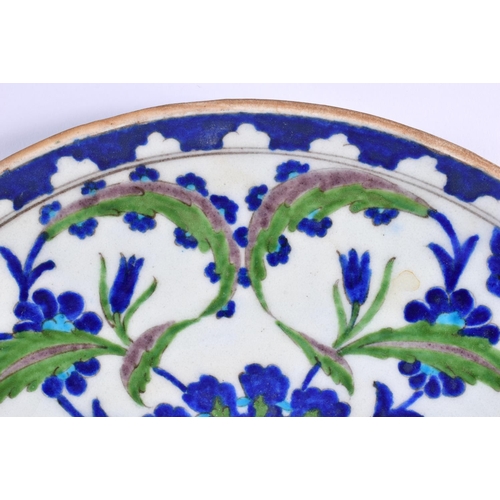 2017 - A LARGE TURKISH OTTOMAN IZNIK PLATE painted with flowers. 30 cm diameter.