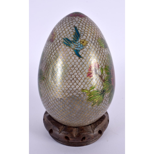 2022 - AN EARLY 20TH CENTURY JAPANESE MEIJI PERIOD PLIQUE A JOUR ENAMELLED EGG decorated with flowers. 15 c... 