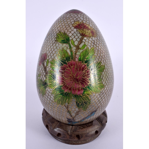 2022 - AN EARLY 20TH CENTURY JAPANESE MEIJI PERIOD PLIQUE A JOUR ENAMELLED EGG decorated with flowers. 15 c... 