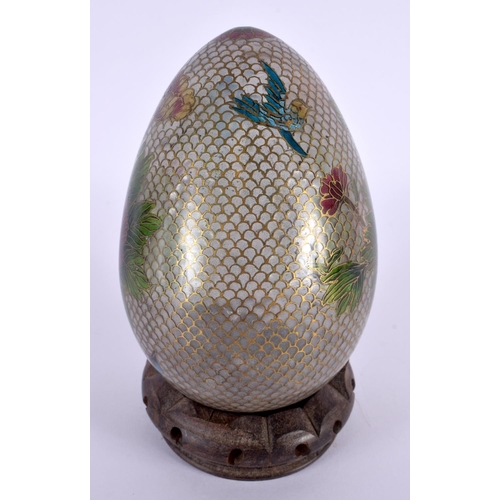 2022 - AN EARLY 20TH CENTURY JAPANESE MEIJI PERIOD PLIQUE A JOUR ENAMELLED EGG decorated with flowers. 15 c... 