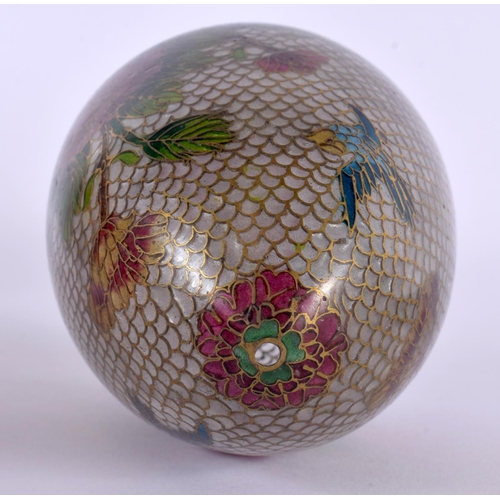 2022 - AN EARLY 20TH CENTURY JAPANESE MEIJI PERIOD PLIQUE A JOUR ENAMELLED EGG decorated with flowers. 15 c... 