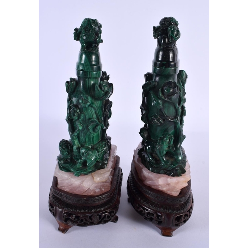 2033 - A PAIR OF 19TH CENTURY CHINESE MALACHITE AND ROSE QUARTZ VASES AND COVERS Qing. 21 cm x 9 cm.