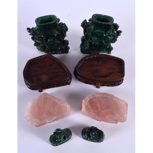 2033 - A PAIR OF 19TH CENTURY CHINESE MALACHITE AND ROSE QUARTZ VASES AND COVERS Qing. 21 cm x 9 cm.