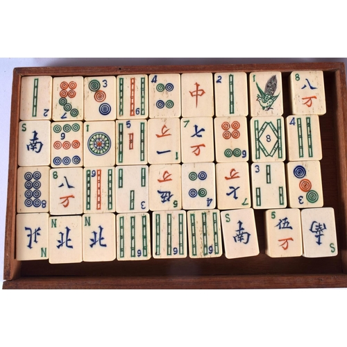 2036 - AN EARLY 20TH CENTURY CHINESE MAHJONG BAMBOO AND BONE SET within original case. 24 cm x 16 cm.