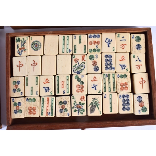 2036 - AN EARLY 20TH CENTURY CHINESE MAHJONG BAMBOO AND BONE SET within original case. 24 cm x 16 cm.