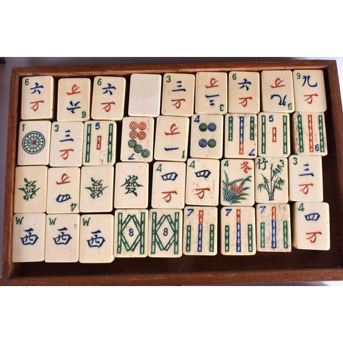 2036 - AN EARLY 20TH CENTURY CHINESE MAHJONG BAMBOO AND BONE SET within original case. 24 cm x 16 cm.