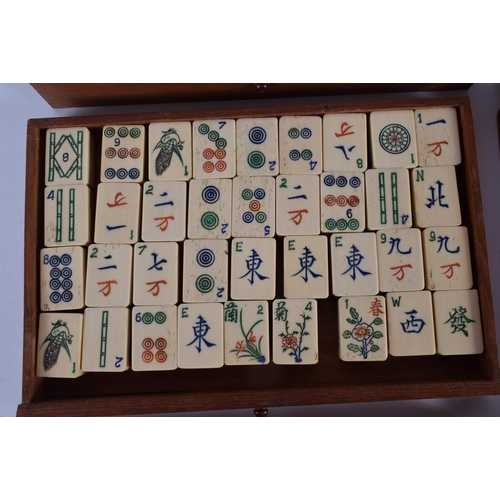 2036 - AN EARLY 20TH CENTURY CHINESE MAHJONG BAMBOO AND BONE SET within original case. 24 cm x 16 cm.