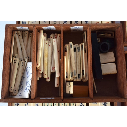 2036 - AN EARLY 20TH CENTURY CHINESE MAHJONG BAMBOO AND BONE SET within original case. 24 cm x 16 cm.