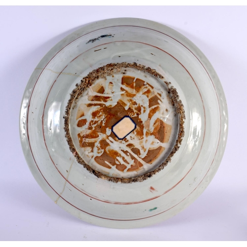 2050 - A LARGE 17TH CENTURY CHINESE SWATOW WARE WUCAI DISH Ming, together with a similar smaller bowl. Larg... 