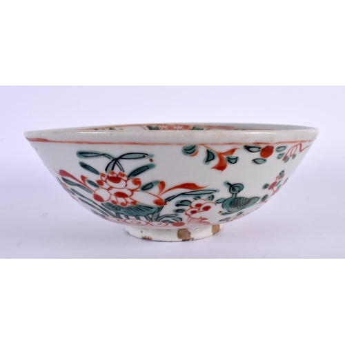 2050 - A LARGE 17TH CENTURY CHINESE SWATOW WARE WUCAI DISH Ming, together with a similar smaller bowl. Larg... 