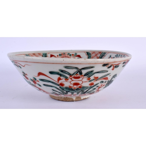 2050 - A LARGE 17TH CENTURY CHINESE SWATOW WARE WUCAI DISH Ming, together with a similar smaller bowl. Larg... 