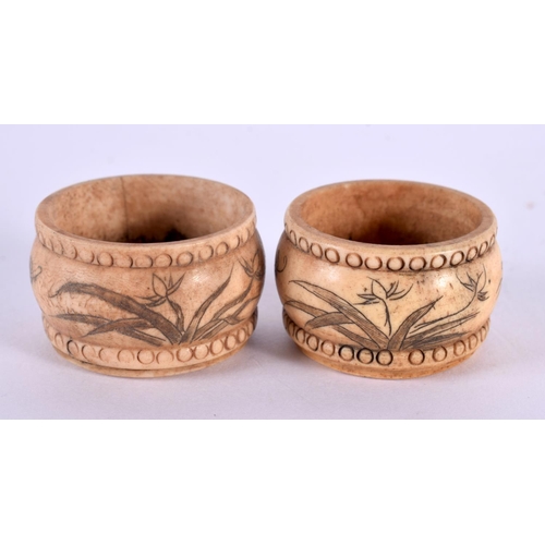 2141 - TWO CHINESE CARVED BONE SNUFF BOTTLES 20th Century, together with two salts. Largest 6 cm x 2.5 cm. ... 