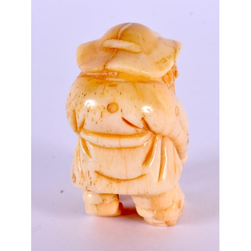 2156 - A JAPANESE CARVED BONE MAN NETSUKE. 5 cm x 3.5 cm.