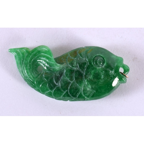 2181 - A CHINESE CARVED JADEITE GOLD MOUNTED FISH PENDANT 20th Century. 5.5 cm x 3 cm.