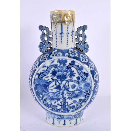 2209 - A 19TH CENTURY CHINESE BLUE AND WHITE PORCELAIN PILGRIM FLASK Qing. 22 cm x 12 cm.