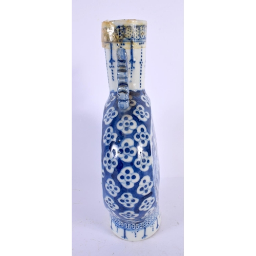 2209 - A 19TH CENTURY CHINESE BLUE AND WHITE PORCELAIN PILGRIM FLASK Qing. 22 cm x 12 cm.