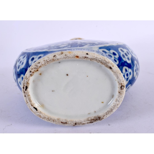 2209 - A 19TH CENTURY CHINESE BLUE AND WHITE PORCELAIN PILGRIM FLASK Qing. 22 cm x 12 cm.