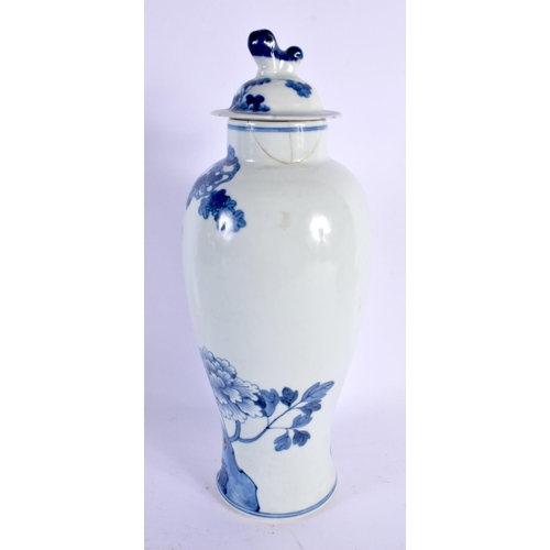 2216 - A LARGE 19TH CENTURY CHINESE BLUE AND WHITE PORCELAIN VASE AND COVER Qing. 30 cm high.