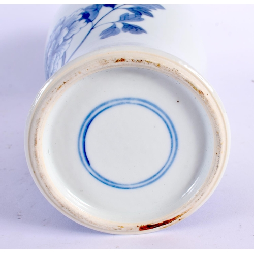 2216 - A LARGE 19TH CENTURY CHINESE BLUE AND WHITE PORCELAIN VASE AND COVER Qing. 30 cm high.