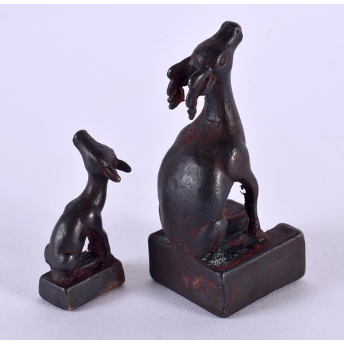 2240 - A CHINESE BRONZE DOUBLE DEER SEAL. 5.5 cm x 3 cm.