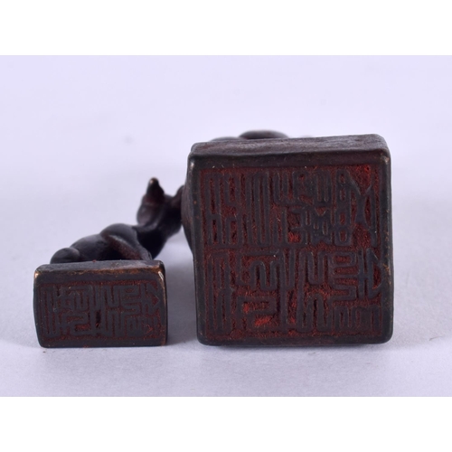 2240 - A CHINESE BRONZE DOUBLE DEER SEAL. 5.5 cm x 3 cm.