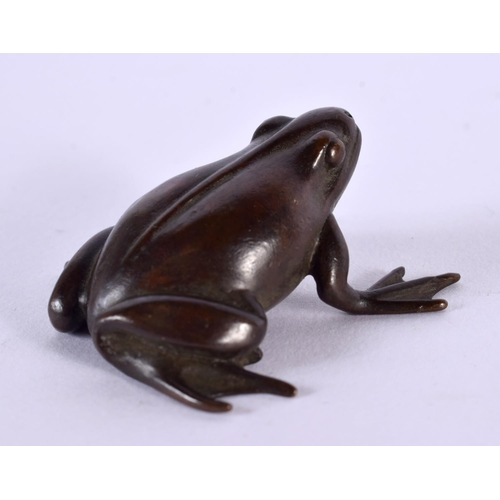 2248 - A JAPANESE BRONZE TOAD OKIMONO. 4 cm x 4 cm.