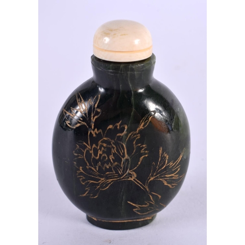 2256 - AN EARLY 20TH CENTURY CHINESE CARVED JADE SNUFF BOTTLE Late Qing/Republic. 6.5 cm x 4 cm.