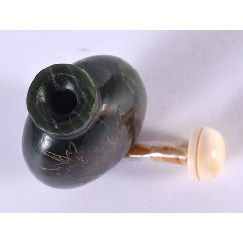 2256 - AN EARLY 20TH CENTURY CHINESE CARVED JADE SNUFF BOTTLE Late Qing/Republic. 6.5 cm x 4 cm.