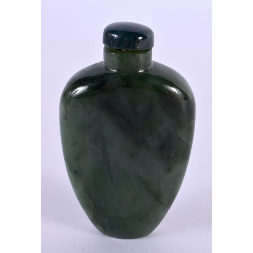 2269 - A 19TH CENTURY CHINESE CARVED JADE SNUFF BOTTLE Qing. 7 cm x 3.5 cm.