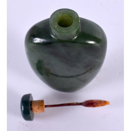 2269 - A 19TH CENTURY CHINESE CARVED JADE SNUFF BOTTLE Qing. 7 cm x 3.5 cm.