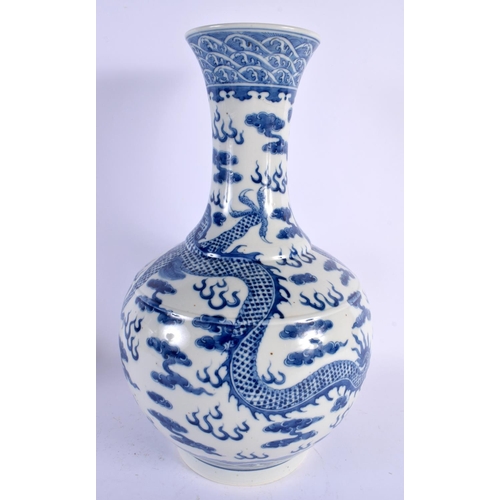 2290 - A LARGE 19TH CENTURY CHINESE BLUE AND WHITE PORCELAIN VASE painted with dragons. 40 cm x 20 cm.