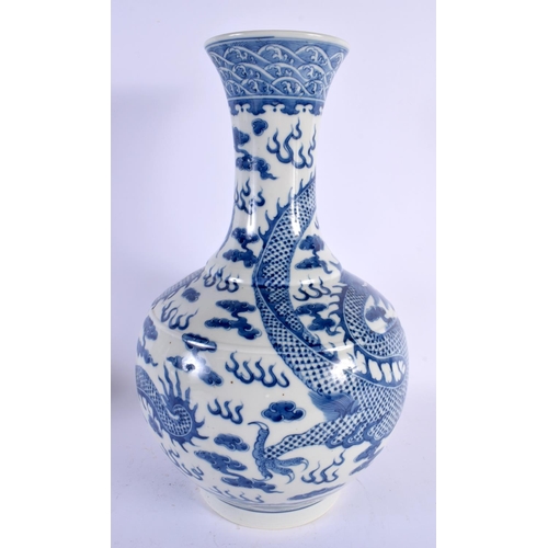 2290 - A LARGE 19TH CENTURY CHINESE BLUE AND WHITE PORCELAIN VASE painted with dragons. 40 cm x 20 cm.