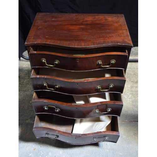 3497 - An Edwardian bow fronted four drawer chest of drawers 77 x61 x 34 cm.