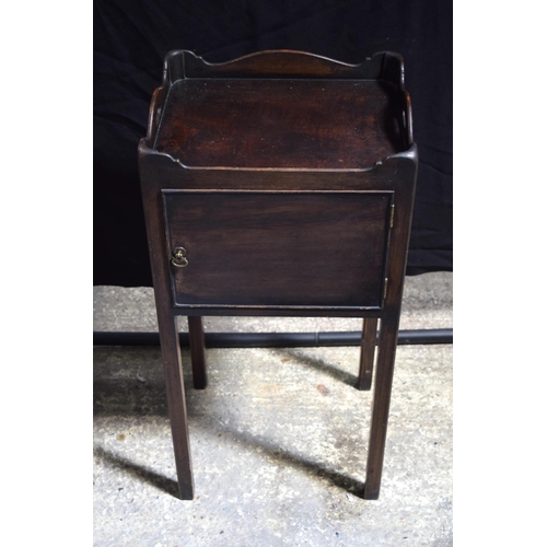 3499 - A Georgian mahogany bedside cabinet 80 x 39 x 32 cm.