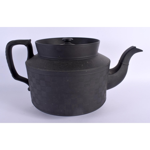 136 - A LARGE 19TH CENTURY ENGLISH BLACK BASALT TEAPOT AND COVER of unusually large proportions. 30 cm x 1... 