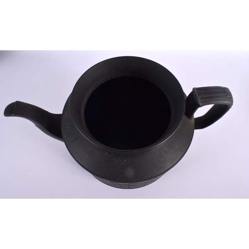 136 - A LARGE 19TH CENTURY ENGLISH BLACK BASALT TEAPOT AND COVER of unusually large proportions. 30 cm x 1... 