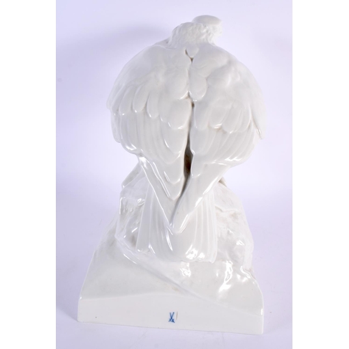 147 - A LARGE MEISSEN WHITE GLAZED PORCELAIN FIGURE OF HAWK. 30 cm x 12 cm.