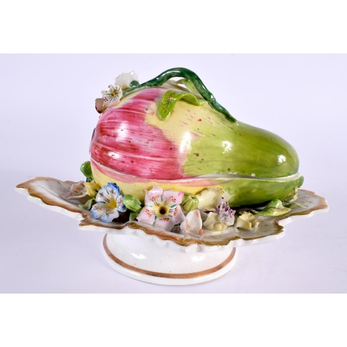 153 - AN EARLY 19TH CENTURY ENGLISH PORCELAIN FRUIT DISH AND COVER in the manner of Chelsea. 14 cm x 12 cm... 