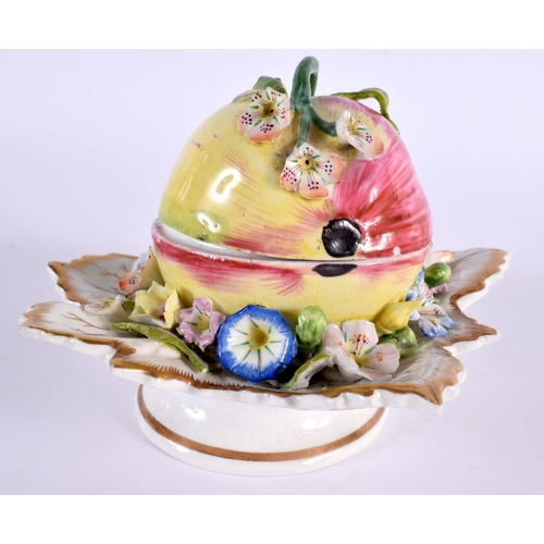 153 - AN EARLY 19TH CENTURY ENGLISH PORCELAIN FRUIT DISH AND COVER in the manner of Chelsea. 14 cm x 12 cm... 