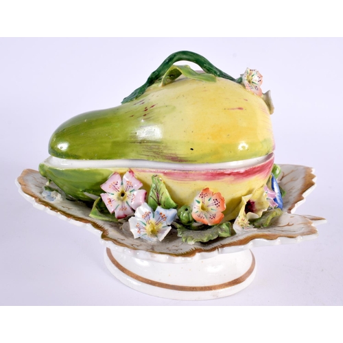 153 - AN EARLY 19TH CENTURY ENGLISH PORCELAIN FRUIT DISH AND COVER in the manner of Chelsea. 14 cm x 12 cm... 