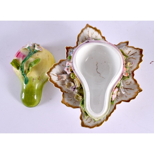 153 - AN EARLY 19TH CENTURY ENGLISH PORCELAIN FRUIT DISH AND COVER in the manner of Chelsea. 14 cm x 12 cm... 